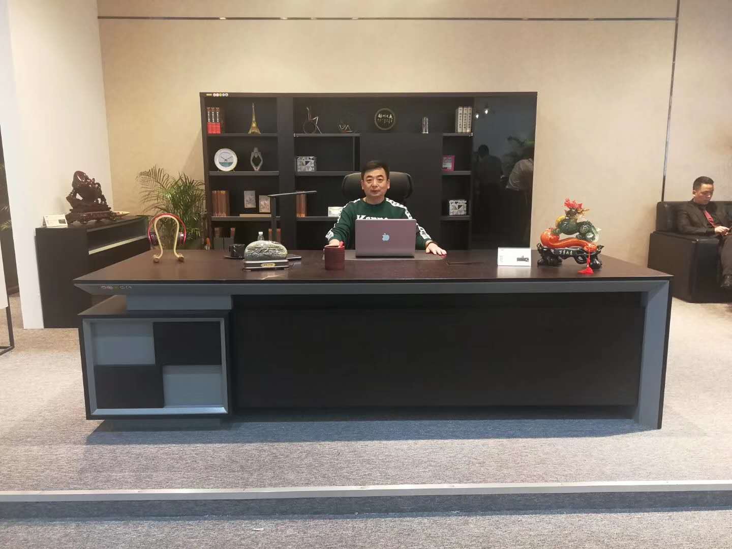 辛兆波董事長參加廣州國際家具展并簽訂大訂單，更好的服務客戶